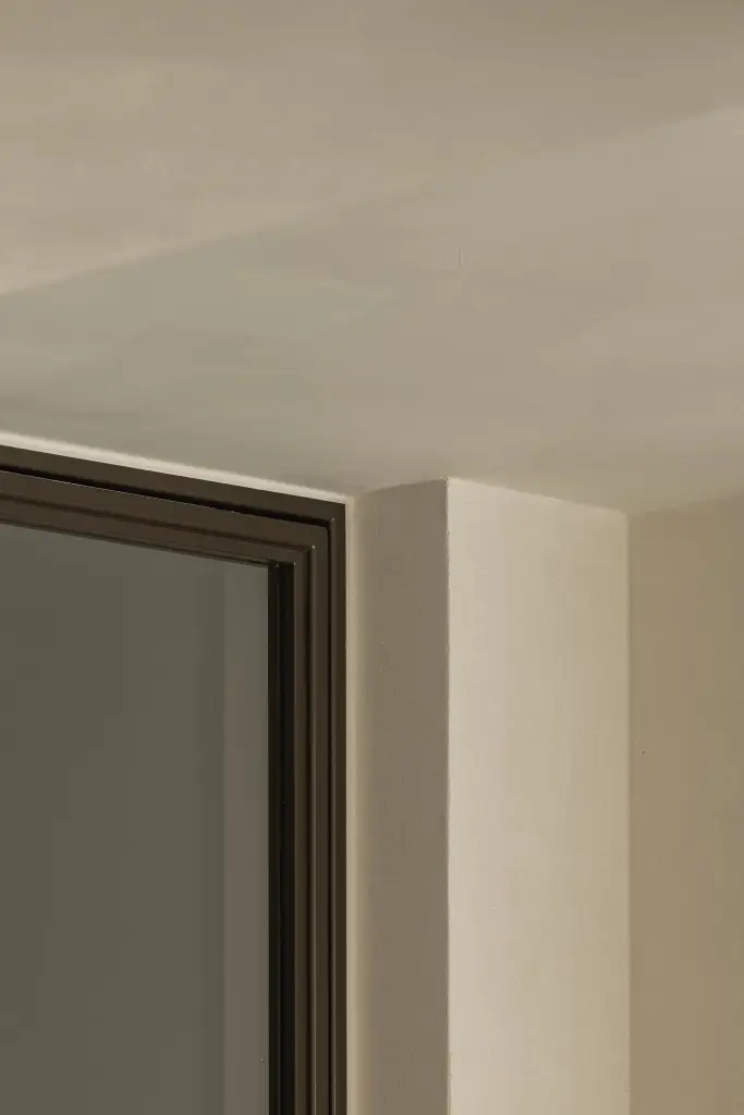 Detail van een stalen deurkader met glas en stopcontact, Villa in Loppem, interieur Laura Calleeuw
