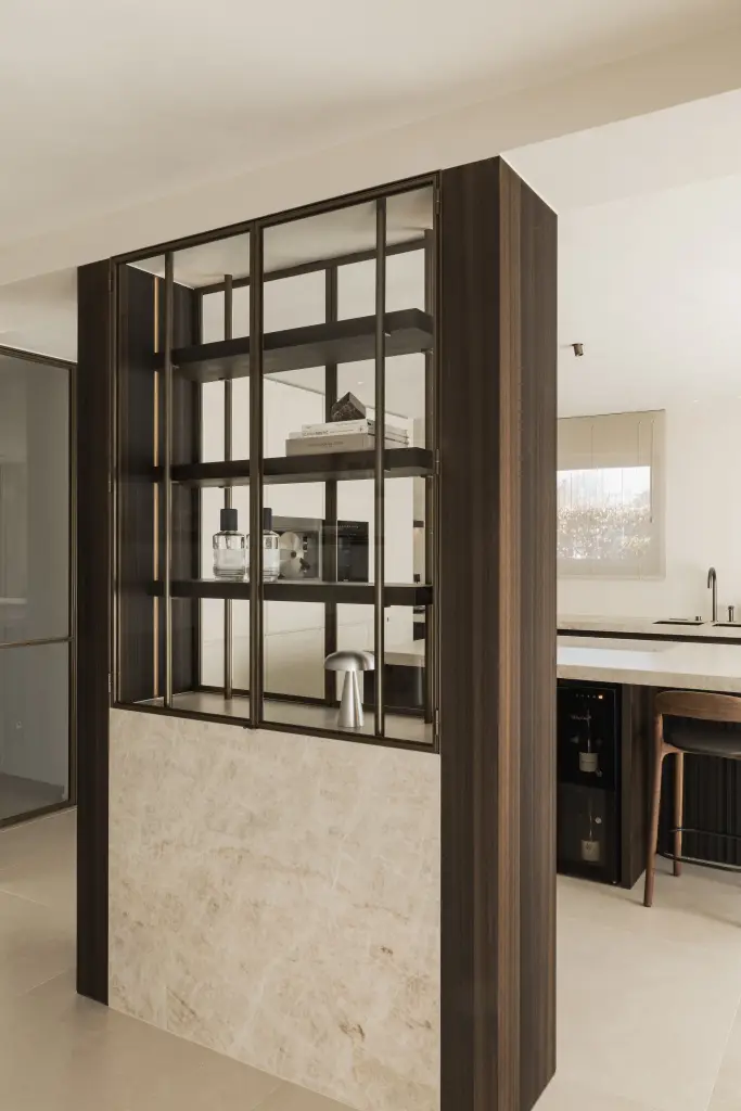 Stalen vitrinekast met glas, planken en natuurstenen sokkel, Villa in Loppem, interieur Laura Calleeuw