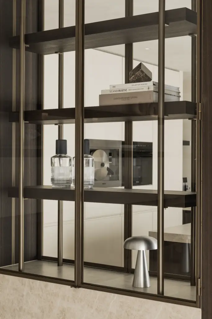 Stalen vitrinekast met glas, planken en natuurstenen sokkel, Villa in Loppem, interieur Laura Calleeuw