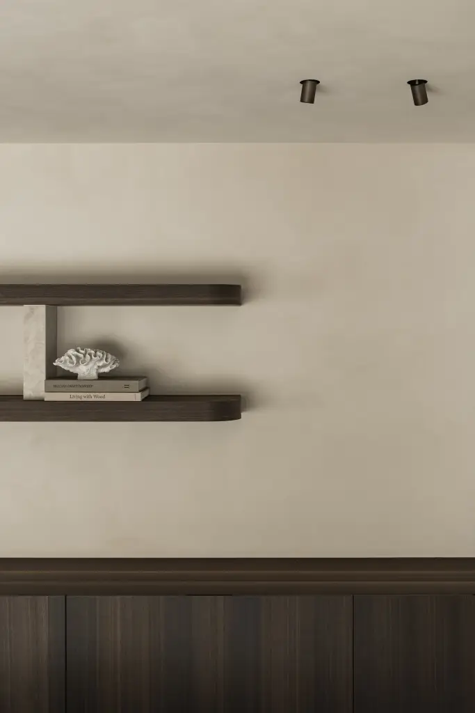 Zwevende wandplanken in donker hout op natuurstenen consoles boven een dressoir, Villa in Loppem, interieur Laura Calleeuw