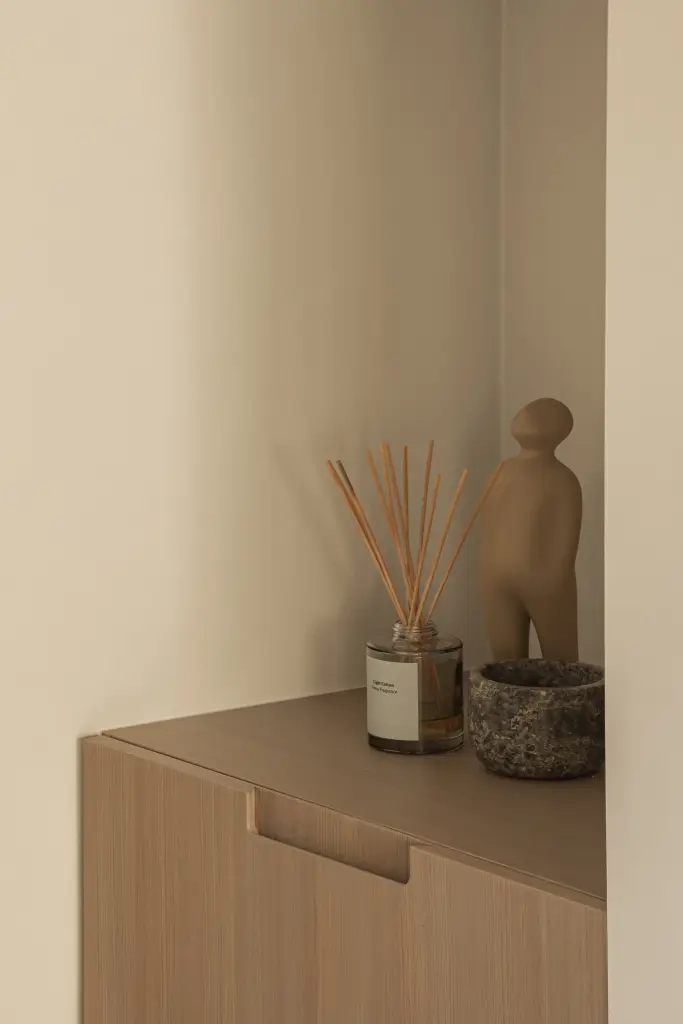 Eiken dressoir met geurstokjes en decoratief beeldje, Totaalrenovatie in Loppem, interieur Laura Calleeuw