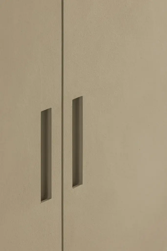 Detail van kastdeuren met verticale inliggende grepen, Totaalrenovatie in Loppem, interieur Laura Calleeuw