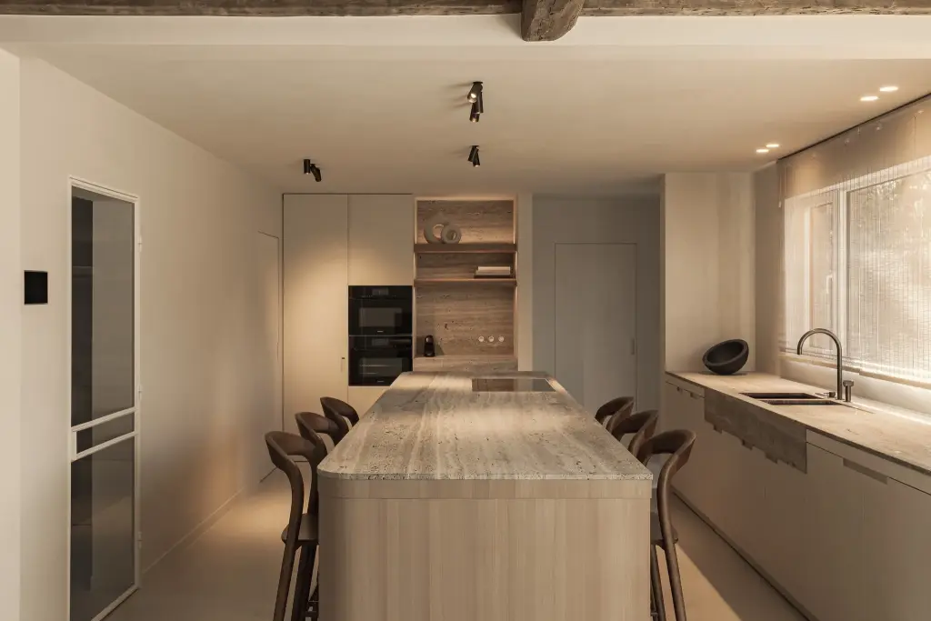 Keuken met eiland in travertijn, ovenkast en travertijn nis met houten planken, Totaalrenovatie in Loppem, interieur Laura Calleeuw