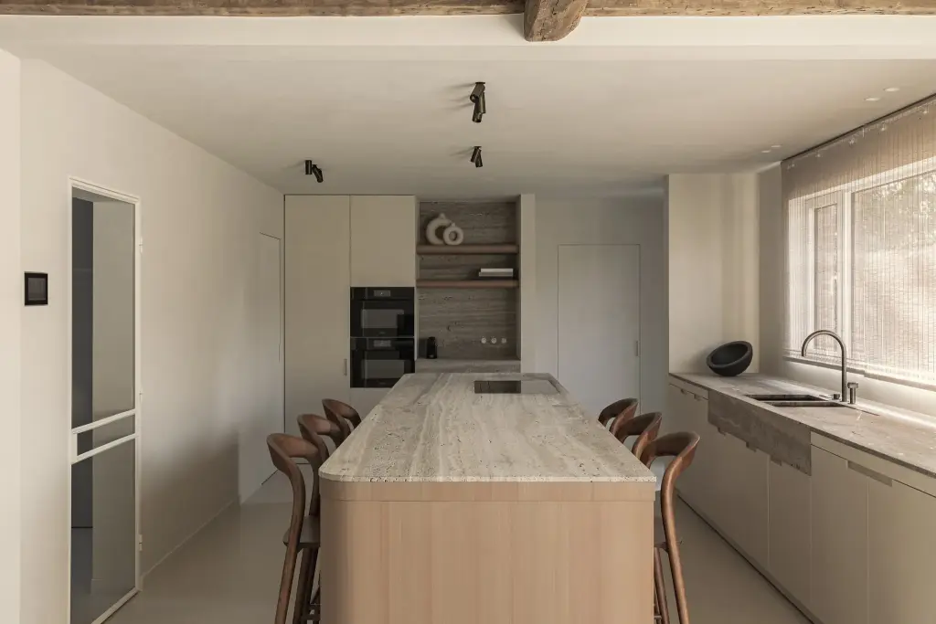 Keuken met eiland in travertijn, ovenkast en travertijn nis met houten planken, Totaalrenovatie in Loppem, interieur Laura Calleeuw