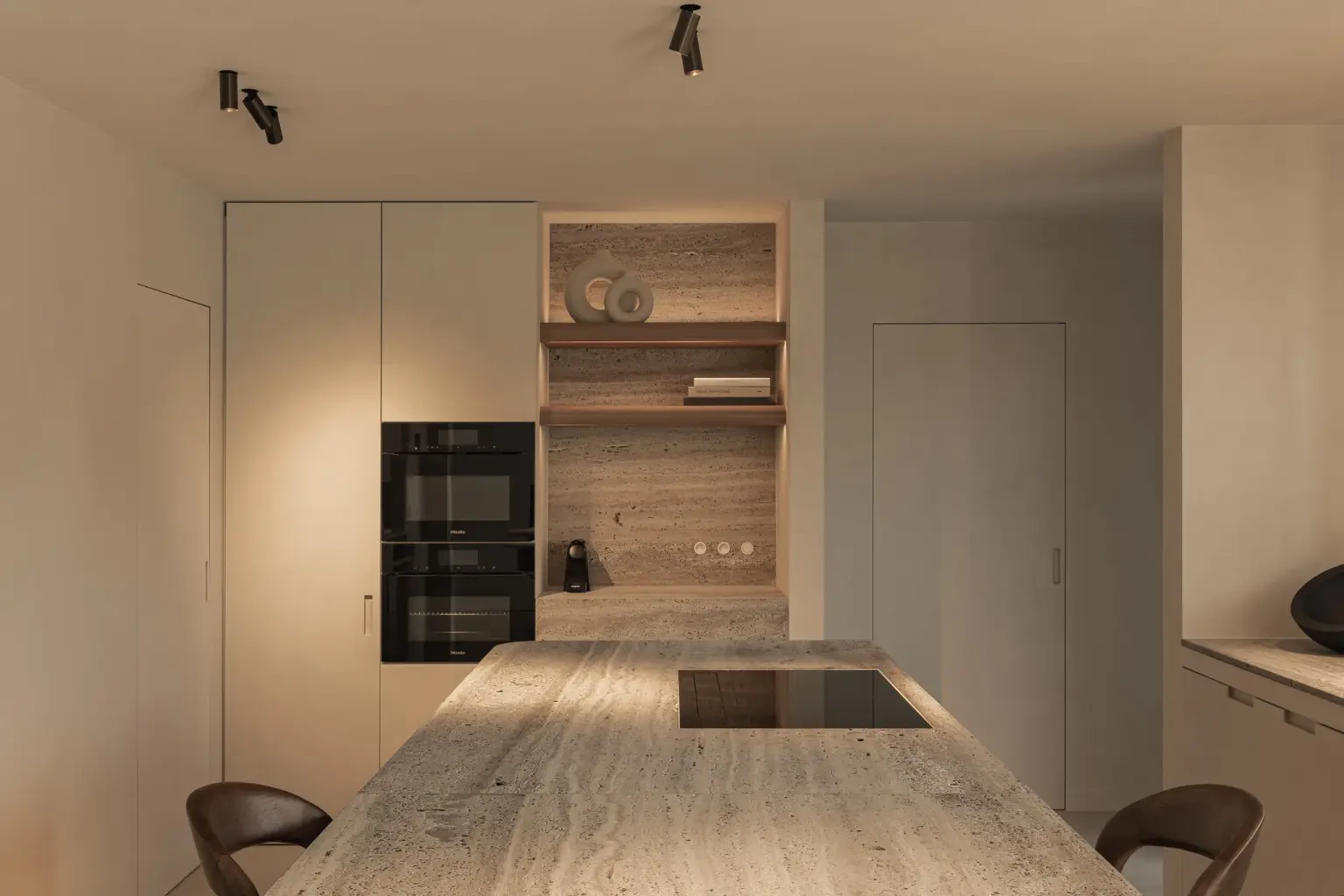Keuken met eiland in travertijn, ovenkast en travertijn nis met houten planken, Totaalrenovatie in Loppem, interieur Laura Calleeuw
