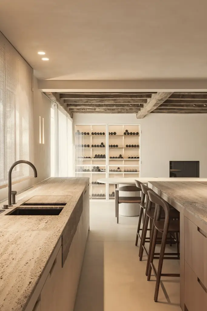 Doorkijk langs het keukeneiland naar de wijnkast en eethoek, Totaalrenovatie in Loppem, interieur Laura Calleeuw