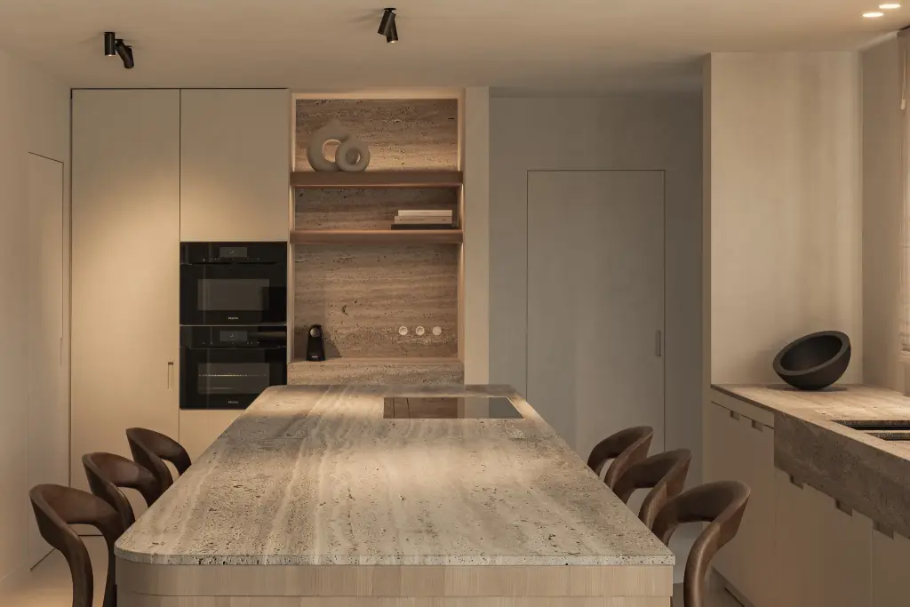 Keuken met travertijn kookeiland, ovenkast en leren stoelen, Totaalrenovatie in Loppem, interieur Laura Calleeuw