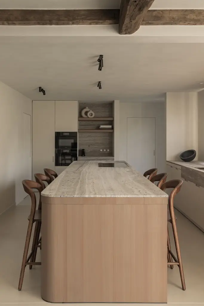 Keukeneiland in eiken met travertijn blad onder een plafond met eikenhouten balken, Totaalrenovatie in Loppem, interieur Laura Calleeuw
