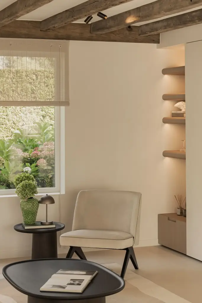 Leeshoek met fauteuil, bijzettafel en planten voor het raam, Totaalrenovatie in Loppem, interieur Laura Calleeuw