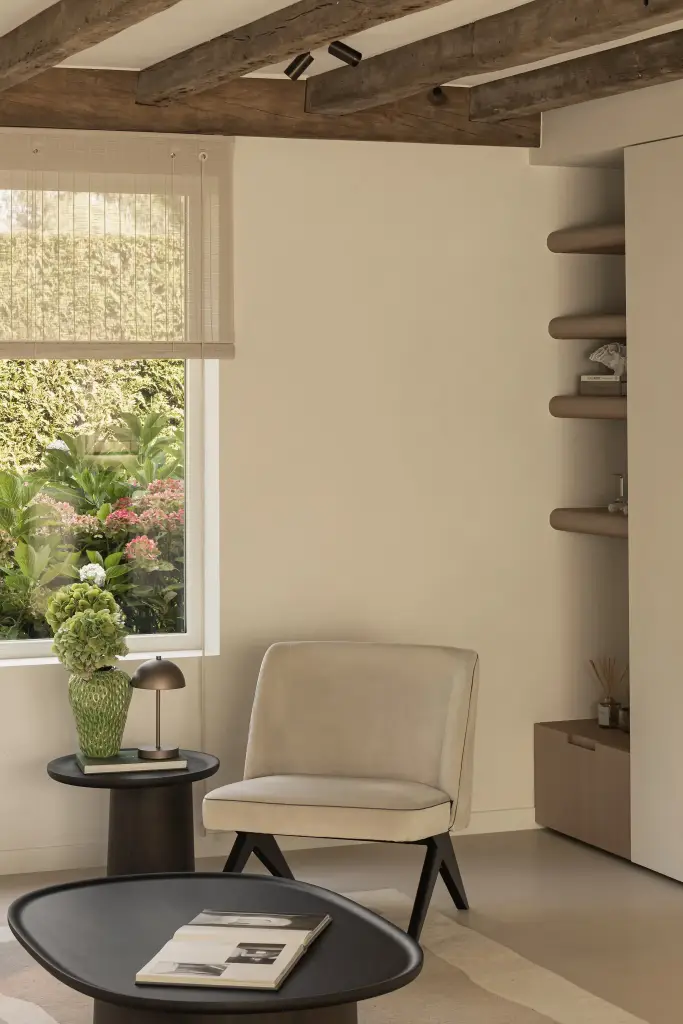Leeshoek met fauteuil, bijzettafel en planten voor het raam, Totaalrenovatie in Loppem, interieur Laura Calleeuw