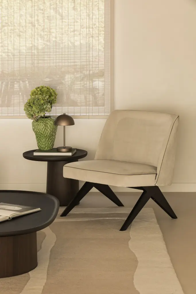 Leeshoek met fauteuil, bijzettafel en planten voor het raam, Totaalrenovatie in Loppem, interieur Laura Calleeuw