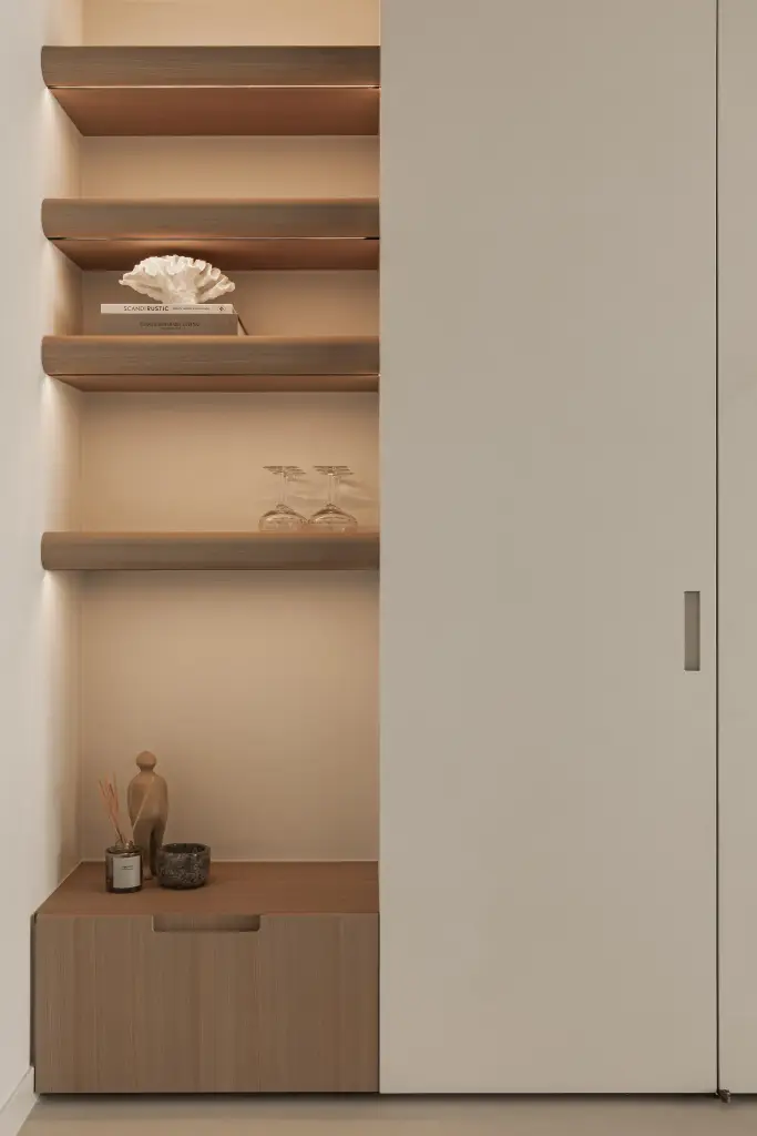 Open nis met eiken planken, decoratie en verlichting naast de kastenwand, Totaalrenovatie in Loppem, interieur Laura Calleeuw