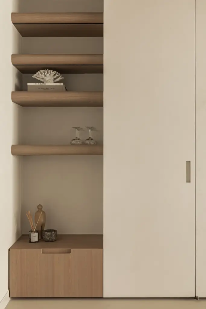 Open nis met eiken planken, decoratie en verlichting naast de kastenwand, Totaalrenovatie in Loppem, interieur Laura Calleeuw