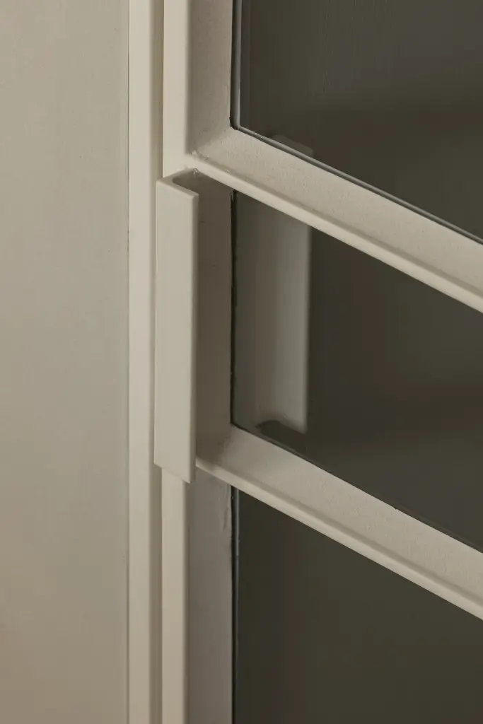 Detail van een stalen deurkader met glas, Totaalrenovatie in Loppem, interieur Laura Calleeuw