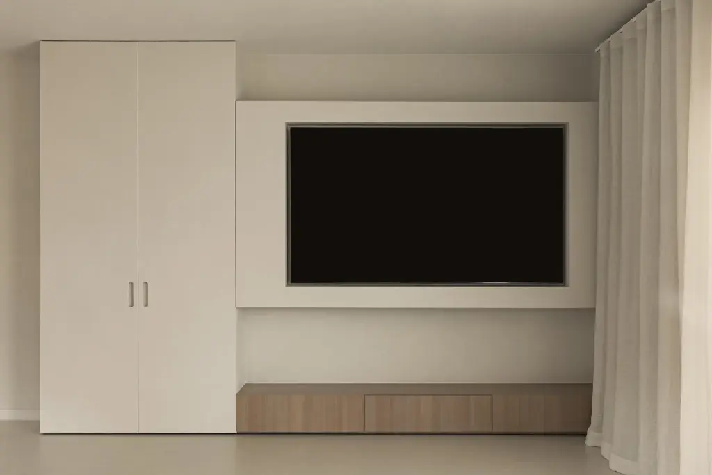 Televisiewand met kastenwand, indirecte verlichting en linnen gordijn, Totaalrenovatie in Loppem, interieur Laura Calleeuw