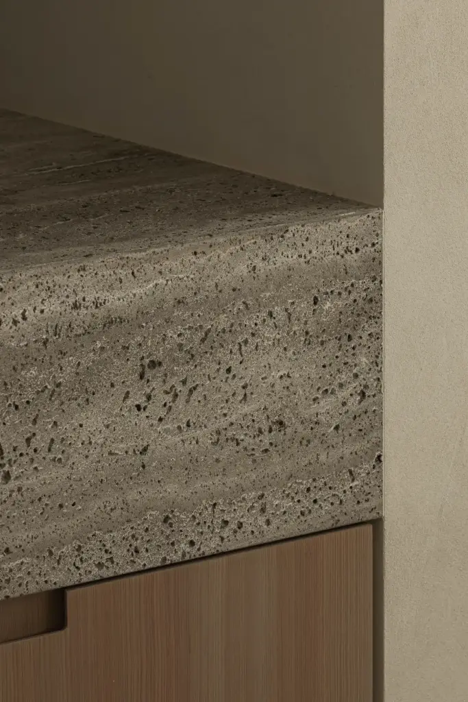 Detail van travertijn hoek op eikenhouten onderkast, Totaalrenovatie in Loppem, interieur Laura Calleeuw