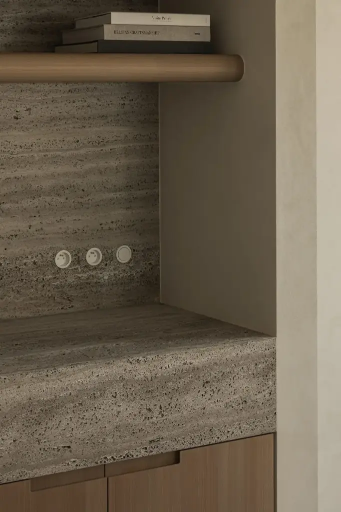 Travertijn nis met houten planken, vazen en stopcontacten, Totaalrenovatie in Loppem, interieur Laura Calleeuw