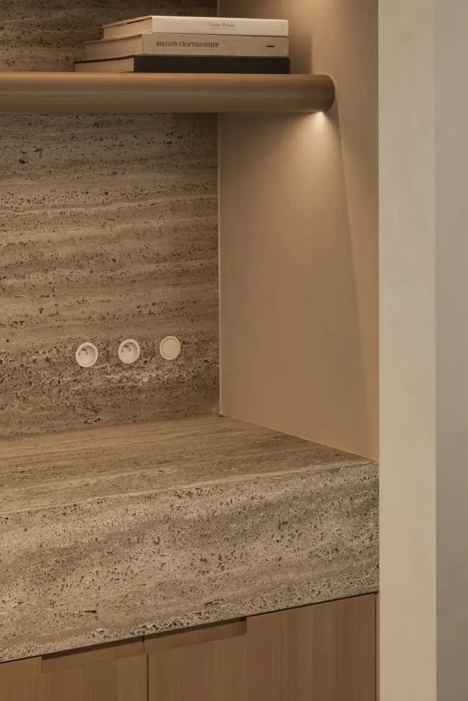 Travertijn nis met houten planken, vazen en stopcontacten, Totaalrenovatie in Loppem, interieur Laura Calleeuw
