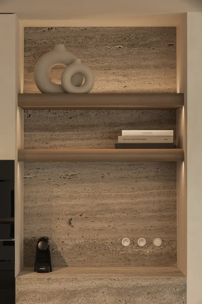 Travertijn nis met houten planken, vazen en stopcontacten, Totaalrenovatie in Loppem, interieur Laura Calleeuw