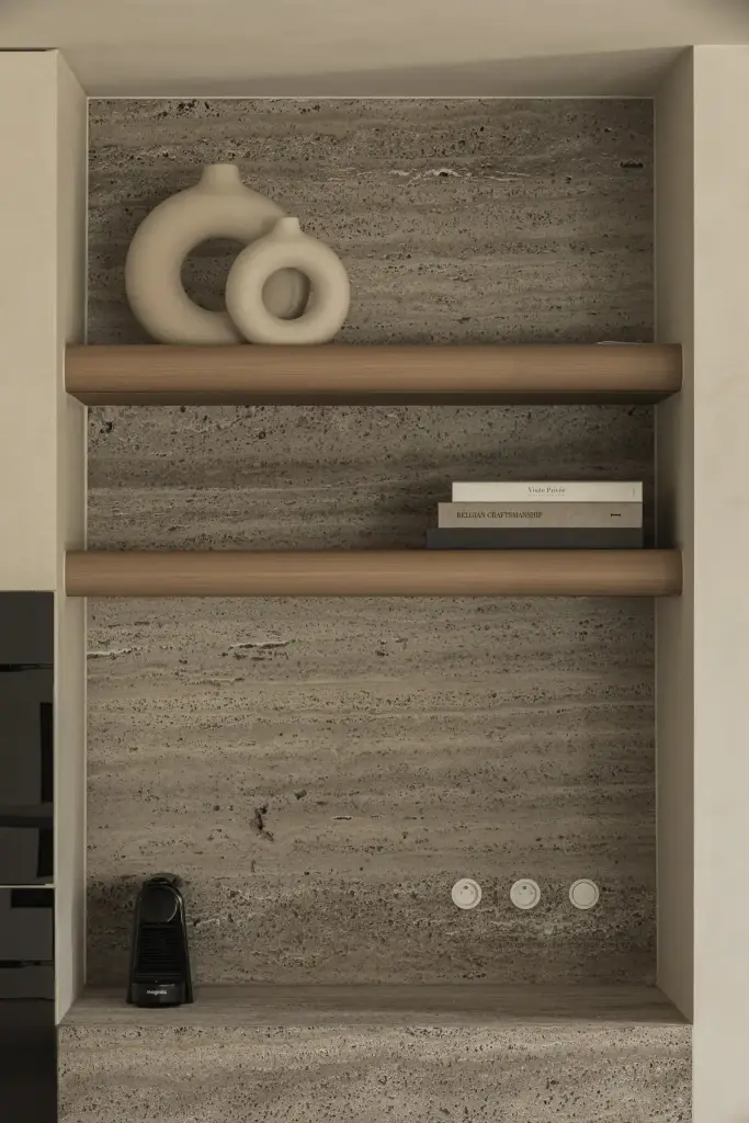 Travertijn nis met houten planken, vazen en stopcontacten, Totaalrenovatie in Loppem, interieur Laura Calleeuw