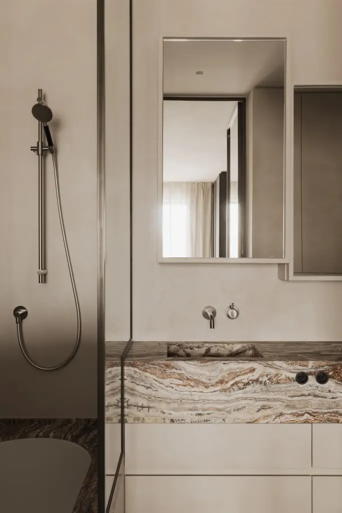 Badkamer met glazen douche, onyx wastafel en spiegelkast, Appartement in Knokke, interieur Laura Calleeuw