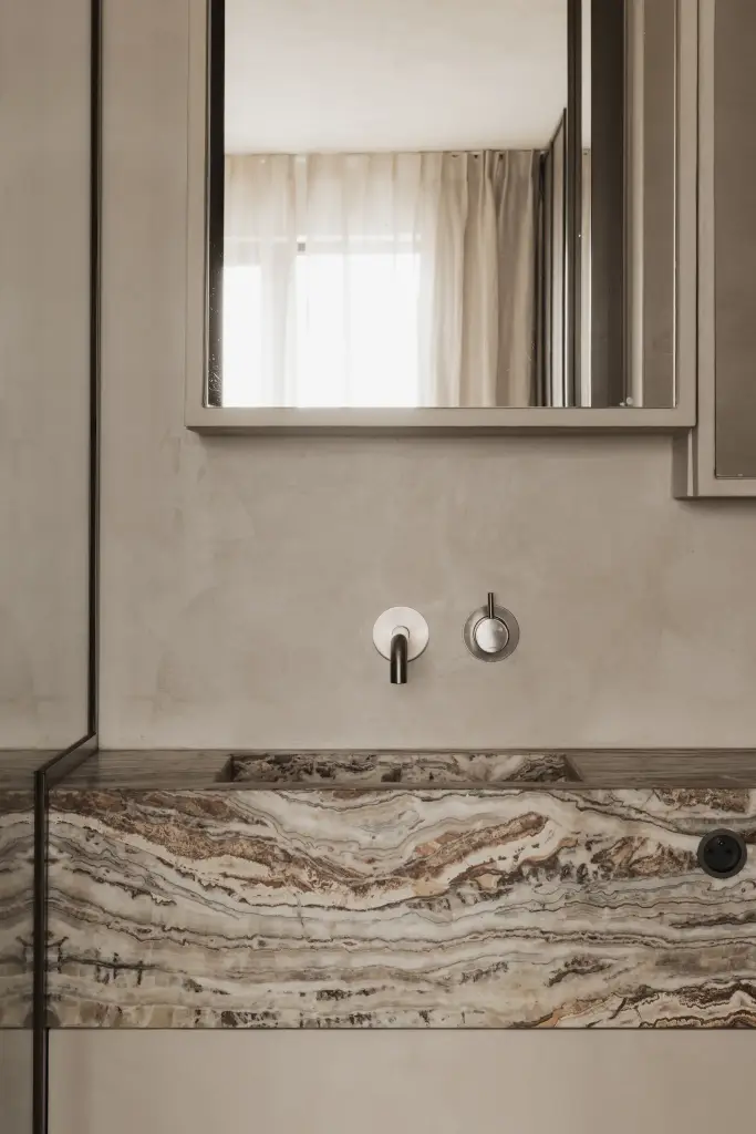 Badkamer met glazen douche, onyx wastafel en spiegelkast, Appartement in Knokke, interieur Laura Calleeuw