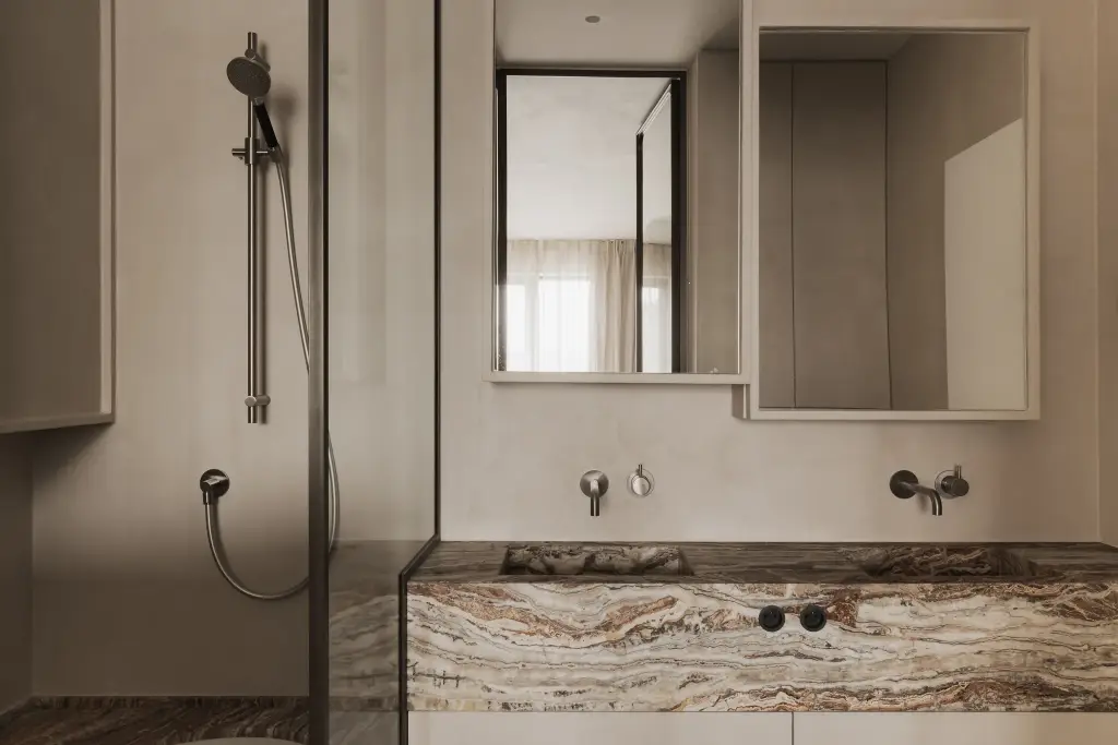 Badkamer met glazen douche, onyx wastafel en spiegelkast, Appartement in Knokke, interieur Laura Calleeuw