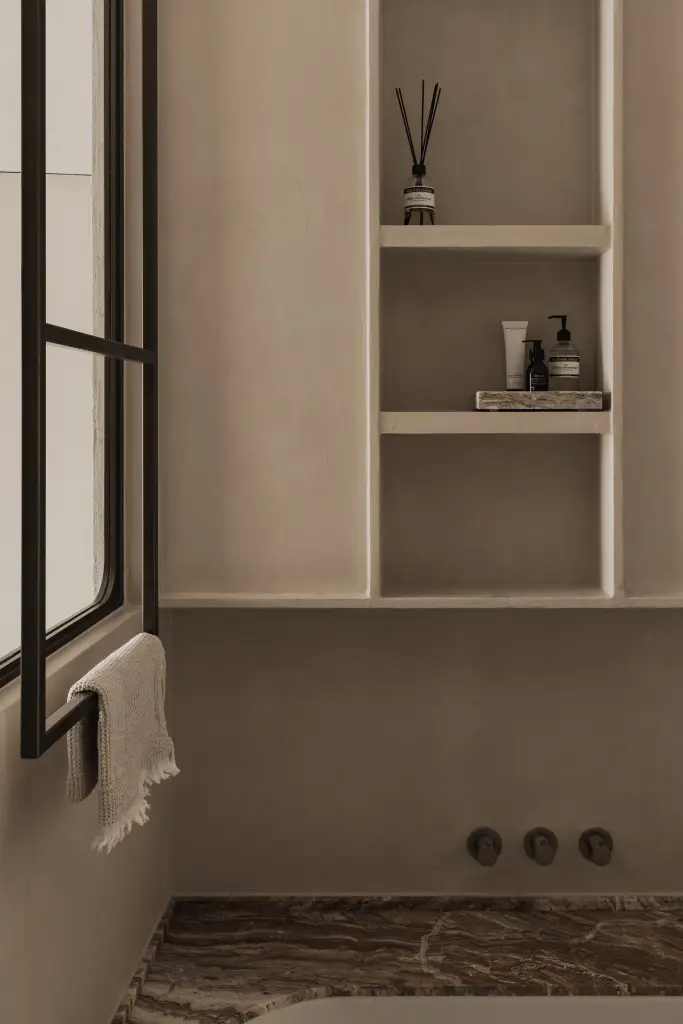 Badkamer met ingewerkte nis met planken en geurstokjes, Appartement in Knokke, interieur Laura Calleeuw