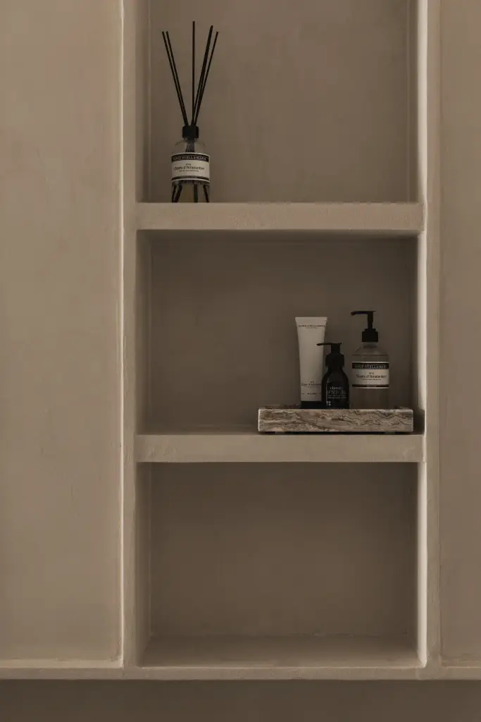 Badkamer met ingewerkte nis met planken en geurstokjes, Appartement in Knokke, interieur Laura Calleeuw