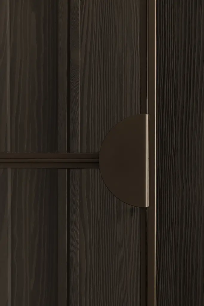 Detail van een kastdeur in donker eiken met halfronde greep, Appartement in Knokke, interieur Laura Calleeuw