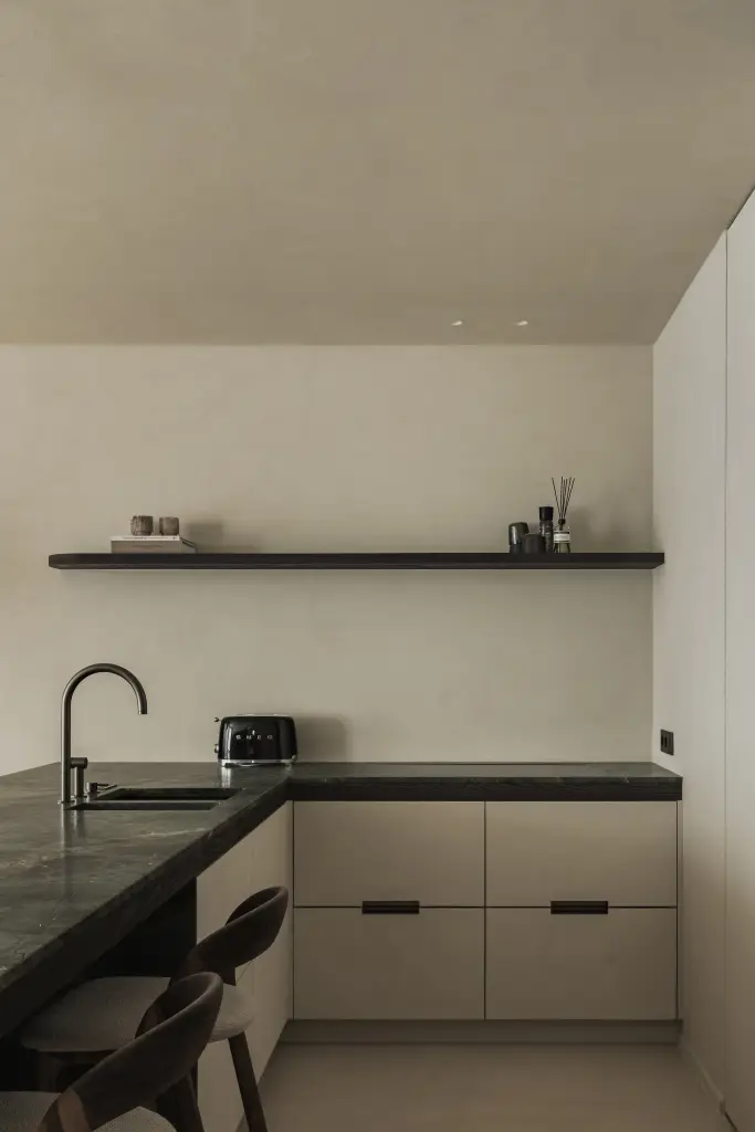 Keuken met groen marmeren werkblad, zwarte wandplank en kraan, Appartement in Knokke, interieur Laura Calleeuw