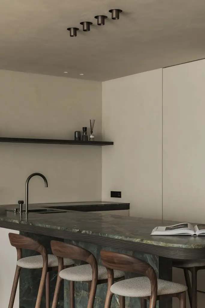 Keuken met groen marmeren werkblad, zwarte wandplank en kraan, Appartement in Knokke, interieur Laura Calleeuw