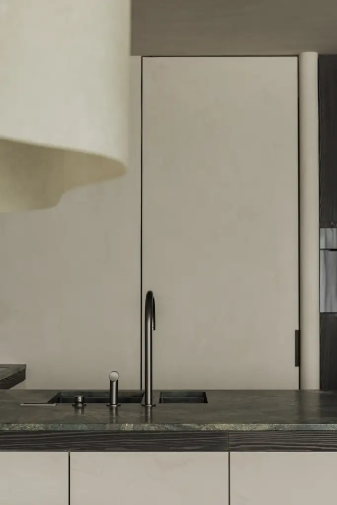 Keuken met kraan, spoelbak en lampenkap, Appartement in Knokke, interieur Laura Calleeuw