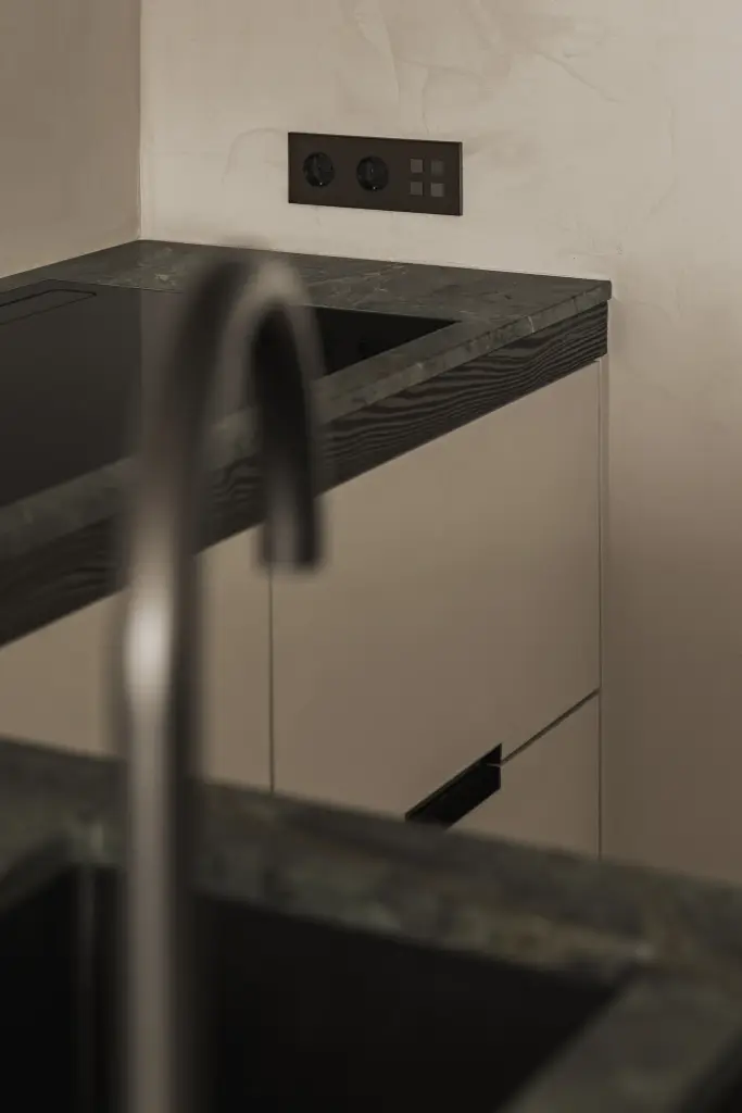 Detail van keukenkraan en spoelbak in groen marmer, Appartement in Knokke, interieur Laura Calleeuw