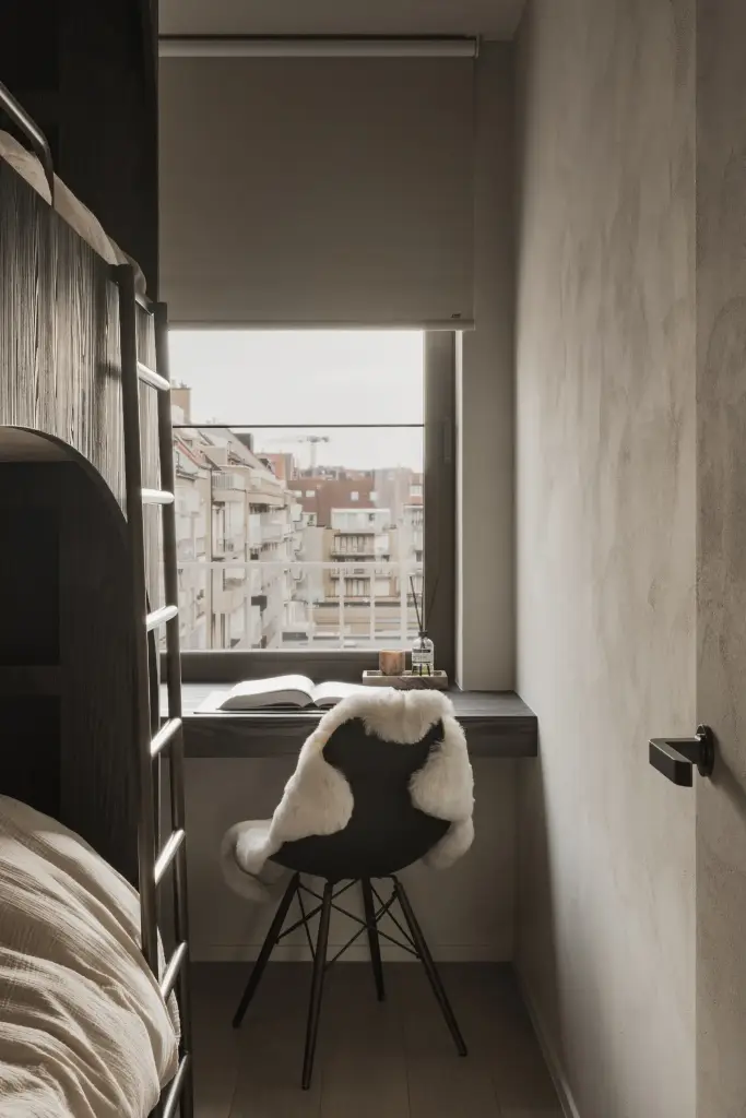 Kinderkamer met stapelbed in donker hout, bureautje en uitzicht op de stad, Appartement in Knokke, interieur Laura Calleeuw