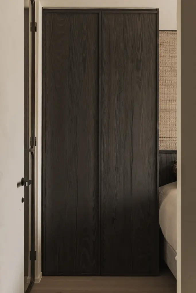 Kleerkast in donker eiken in de slaapkamer, Appartement in Knokke, interieur Laura Calleeuw