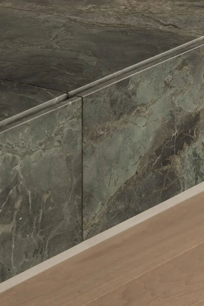 Detail van een lade en blad in groen marmer, Appartement in Knokke, interieur Laura Calleeuw