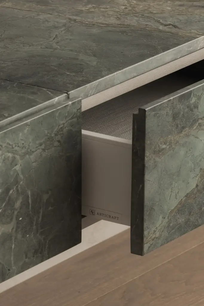 Detail van een lade en blad in groen marmer, Appartement in Knokke, interieur Laura Calleeuw