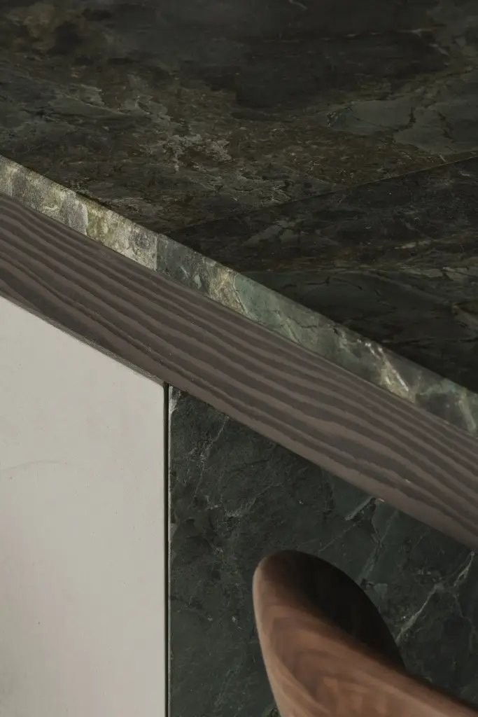 Rand van groen marmer met donker eikenhouten kader, Appartement in Knokke, interieur Laura Calleeuw