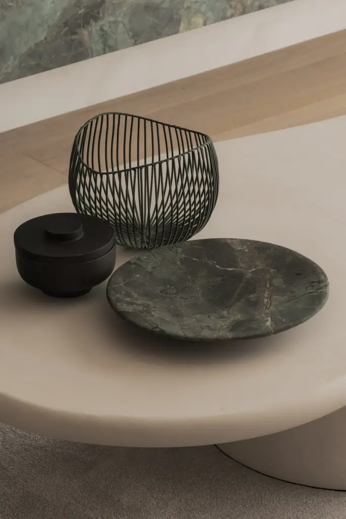 Marmeren schaal en decoratie op een organische bijzettafel, Appartement in Knokke, interieur Laura Calleeuw