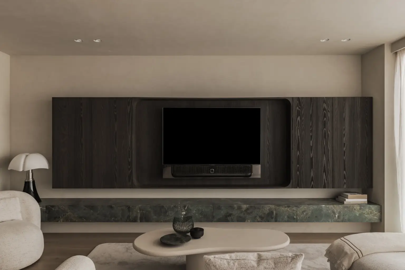 Televisiewand in donker eiken met groen marmeren plint en organische salontafel, Appartement in Knokke, interieur Laura Calleeuw