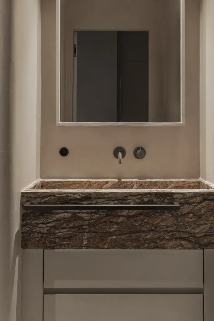 Wastafelblok in onyx met wandkraan en vierkante spiegel, Appartement in Knokke, interieur Laura Calleeuw